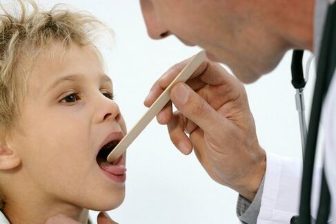 ο γιατρός εξετάζει το λαιμό ενός παιδιού με ψωρίαση